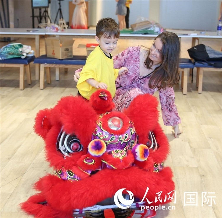 一名兒童在感受舞獅。人民網(wǎng)中東中心分社塔里克·易卜拉欣攝