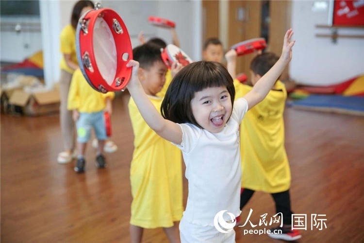 一名華裔兒童在參加音樂(lè)課程。人民網(wǎng)中東中心分社塔里克·易卜拉欣攝