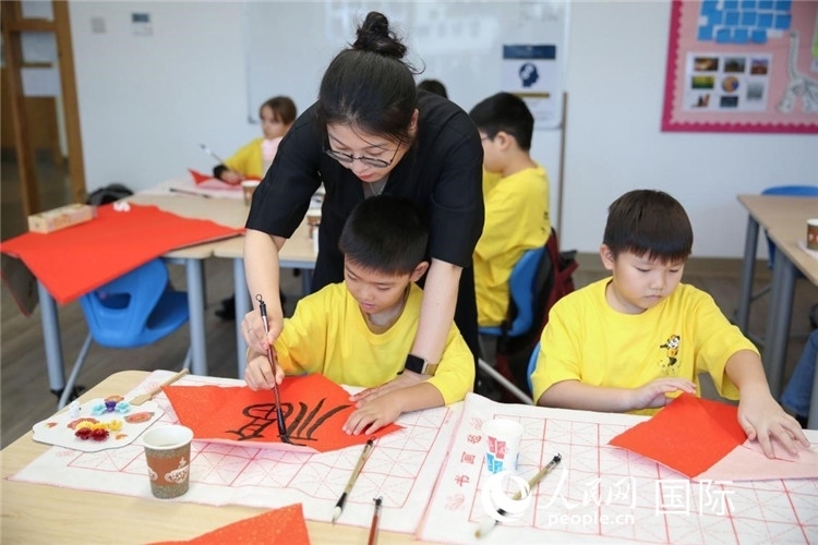 書(shū)法課場(chǎng)景。人民網(wǎng)中東中心分社塔里克·易卜拉欣攝