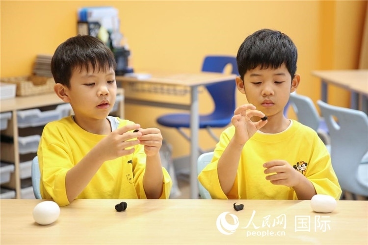 做手工。人民網(wǎng)中東中心分社塔里克·易卜拉欣攝