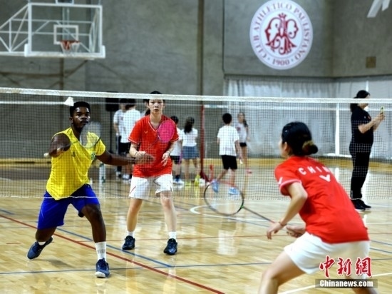 當?shù)貢r間10月12日，巴西圣保羅，中國高校羽毛球代表團和巴西羽毛球協(xié)會運動員切磋球技。 