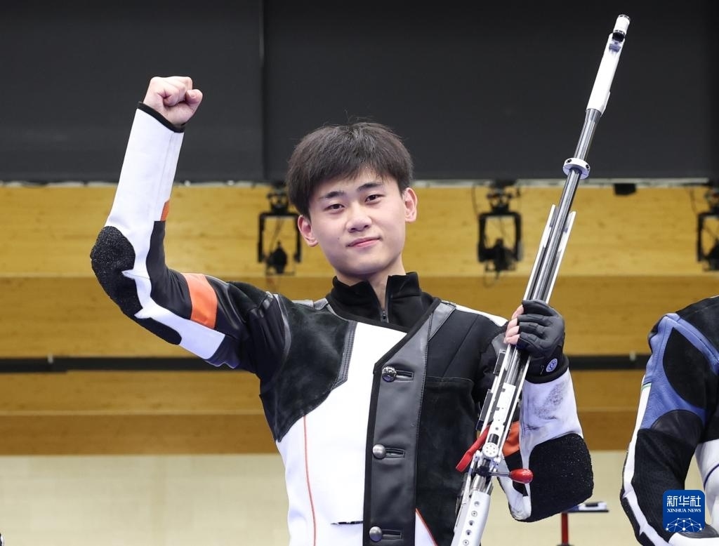 8月1日，在法國沙托魯舉行的巴黎奧運會射擊男子50米步槍三姿決賽中，中國選手劉宇坤奪得冠軍。圖為劉宇坤在奪冠后慶祝。新華社記者 張帆 攝