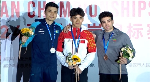 伍鵬（中）奪得男子速度項目冠軍。主辦方供圖