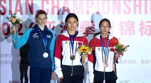 女子速度項目蒙世雪（中）奪冠，周婭菲（右）獲季軍。主辦方供圖