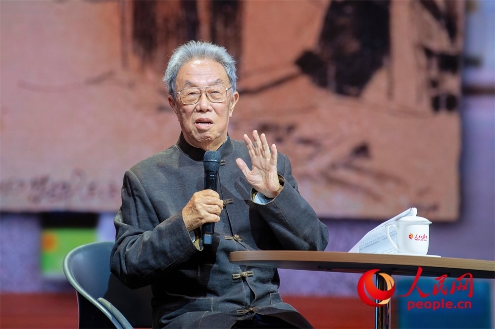 王蒙以《與時(shí)代同行 與人民同心》為題演講。人民網(wǎng)記者 翁奇羽攝