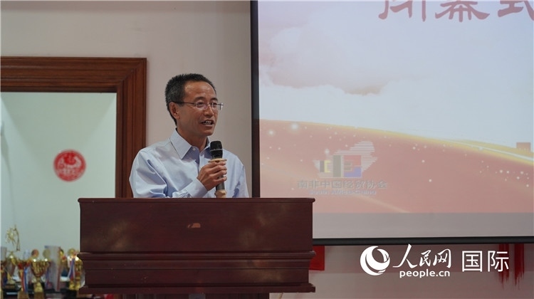 中國駐約翰內(nèi)斯堡代總領(lǐng)事周育江在閉幕式上致辭。 人民網(wǎng) 張茜攝