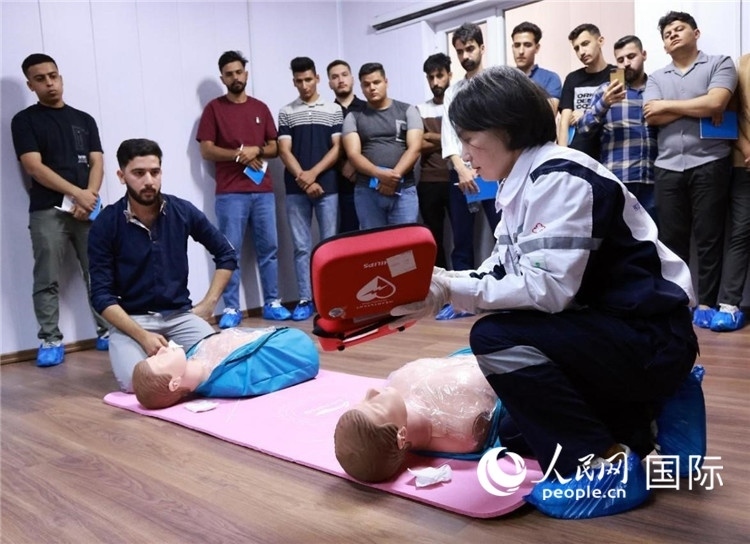 新進(jìn)油田工作的伊拉克大學(xué)生在接受急救培訓(xùn)。人民網(wǎng)記者管克江攝
