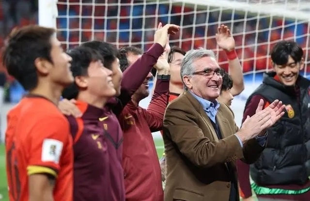 10月15日晚，國足主教練伊萬科維奇（前右）賽后向觀眾致意。新華社記者 胡星宇攝