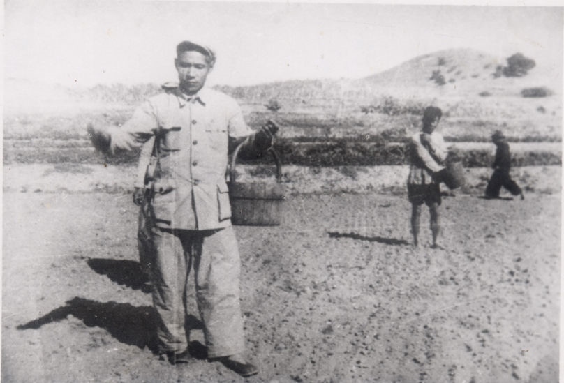 谷文昌（左）在田間與農(nóng)民一起勞動（資料照片）。