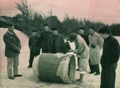 谷文昌（左一）與工程技術(shù)人員解決地下水供給（資料照片）。谷文昌帶領(lǐng)群眾修建了22座水庫和705處永久性水利工程，緩解了東山縣水資源極度缺乏的難題。