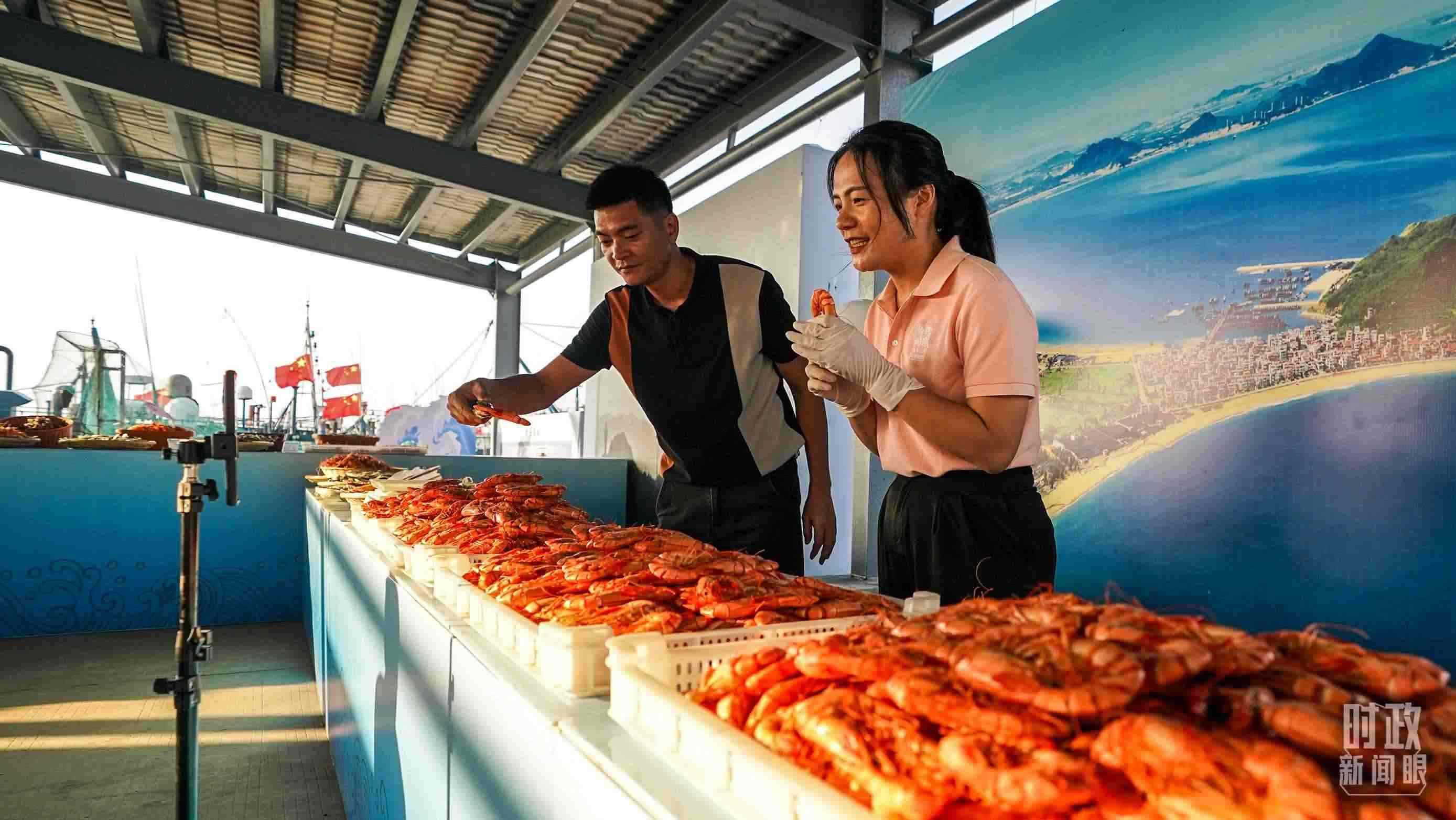 △正在直播賣(mài)貨的澳角村村民。（總臺(tái)記者李晉拍攝）