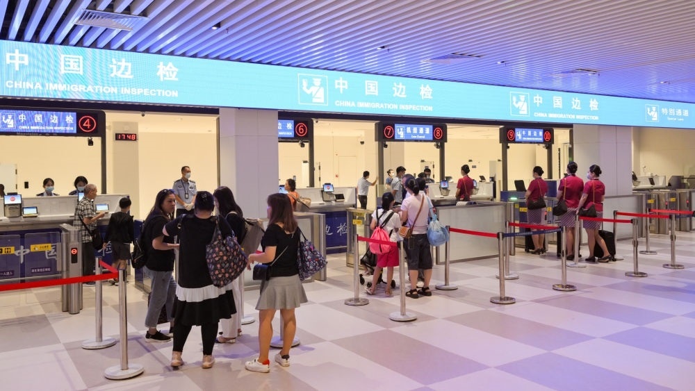 2023年7月26日，旅客在三亞鳳凰國際機場國際航站樓有序通關。三亞鳳凰國際機場國際航站樓改擴建項目主體工程已于2023年7月1日完工并投入使用，該項目是海南自貿(mào)港首個主體工程完工并投入使用的封關運作項目?！逗Ｄ献杂少Q(mào)易港建設總體方案》明確，海南將在2025年前適時啟動全島封關運作。