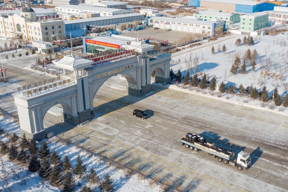 這是中國（黑龍江）自由貿(mào)易試驗區(qū)黑河片區(qū)（2024年1月31日攝，無人機照片）。2023年，該自貿(mào)片區(qū)外貿(mào)進出口總值達244.82億元，實現(xiàn)增幅56.9%，引進外資企業(yè)16家，直接利用外資127.3萬美元，同比增長27.3%。