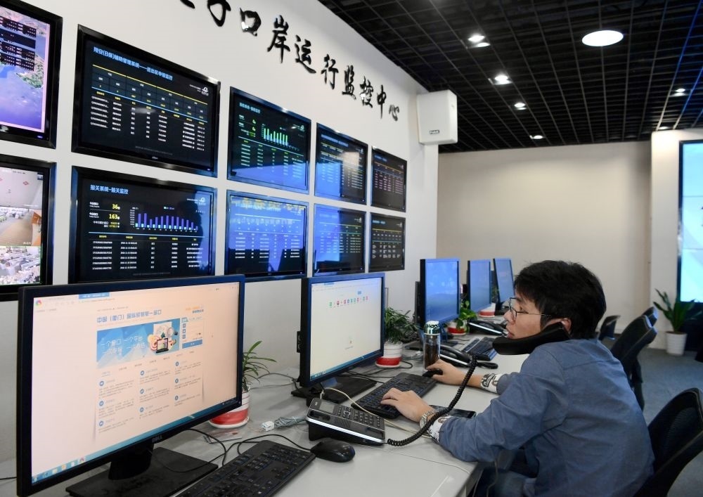 在中國（福建）自由貿(mào)易試驗區(qū)廈門片區(qū)，國際貿(mào)易“單一窗口”工作人員在網(wǎng)上受理業(yè)務（2018年11月15日攝）?！皢我淮翱凇笔顷P檢等口岸部門、地方政府相關部門、金融機構等共同參與的口岸管理共享平臺。貿(mào)易商能夠通過一個入口提交貨物進出口或轉(zhuǎn)運所需要的單證或電子數(shù)據(jù)，實現(xiàn)“一個平臺、一點接入、一次申報、一次辦結(jié)”。