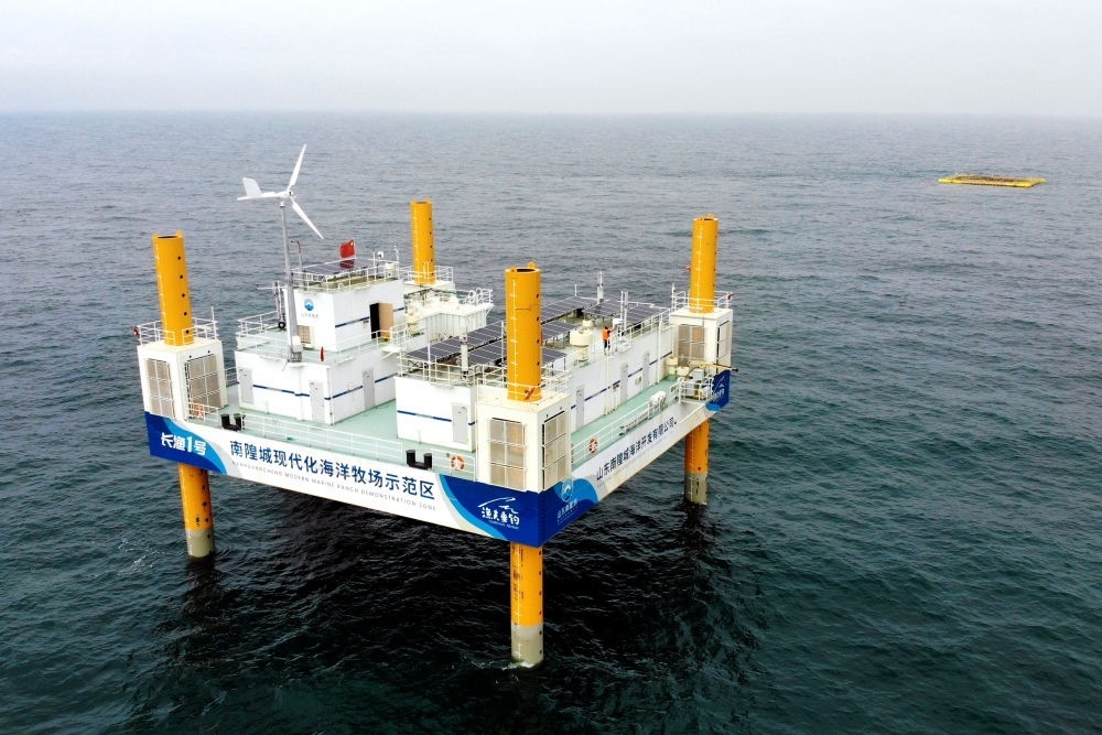 這是應用5G技術的山東長島綜合試驗區(qū)南隍城國家級海洋牧場示范區(qū)海上平臺（2020年8月8日攝，無人機照片）。中國（山東）自由貿(mào)易試驗區(qū)設立以來，一系列大膽試、大膽闖、自主改的政策逐步落實，制度創(chuàng)新打通堵點、釋放活力，成為深化對外開放、發(fā)展海洋經(jīng)濟的重要抓手。
