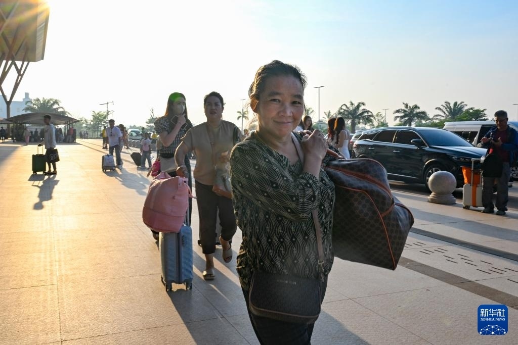 這是10月12日在老撾萬象中老鐵路萬象站拍攝的一名女子。新華社記者 程一恒 攝