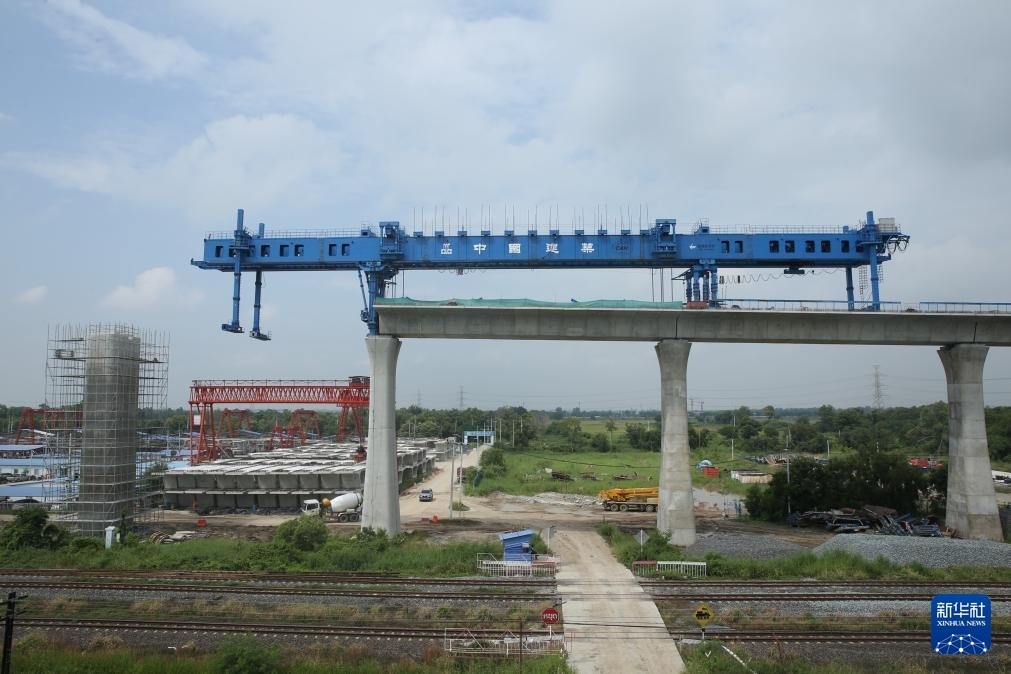 這是10月11日拍攝的位于泰國大城府的中泰高鐵項目4-3標(biāo)段施工現(xiàn)場。新華社記者 孫瑋彤 攝