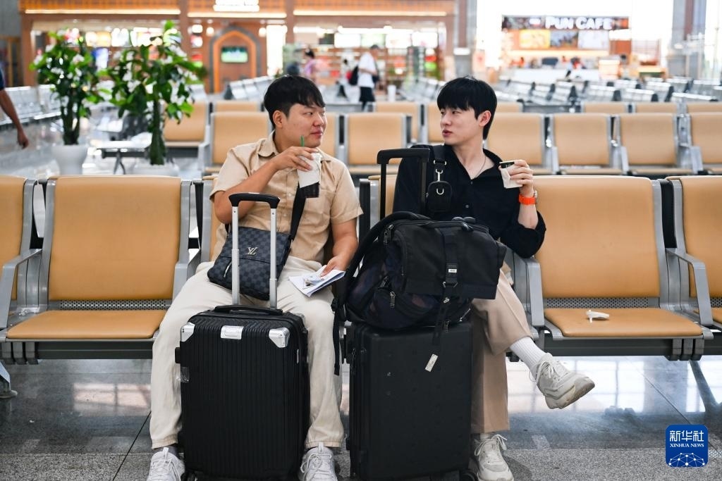 10月12日，在老撾萬象中老鐵路萬象站候車廳，兩名乘客在等候列車。新華社記者 程一恒 攝