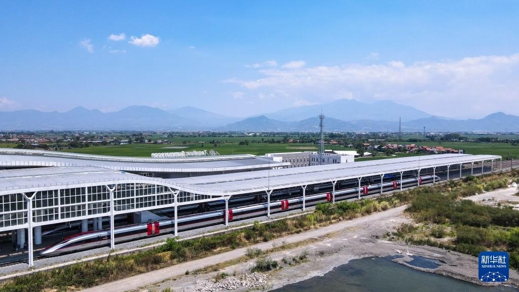9月13日，在印度尼西亞萬隆德卡魯爾站，雅萬高鐵高速動車組列車?？吭谡九_上（無人機照片）。新華社記者 徐欽 攝