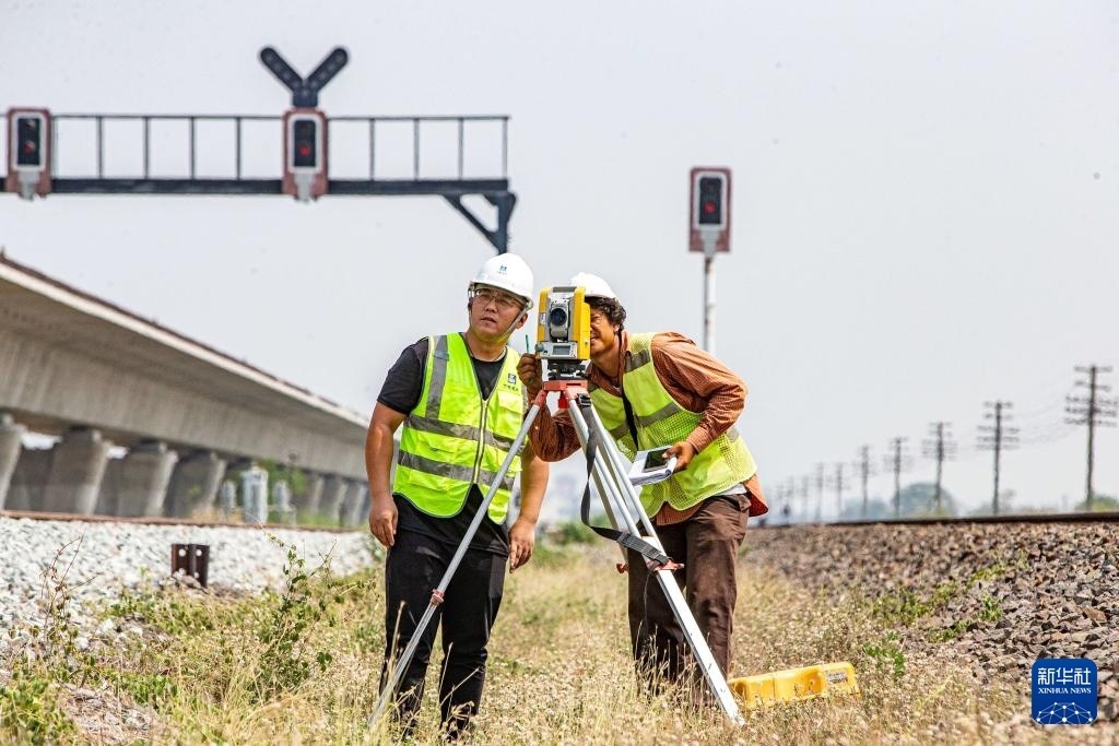 5月1日，在泰國大城府，中泰高鐵項目工作人員在施工現(xiàn)場勘查。新華社記者 王騰 攝