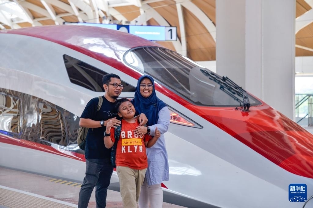 4月17日，在印度尼西亞雅加達哈利姆站站臺，乘客和雅萬高鐵高速動車組列車合影。新華社記者 徐欽 攝