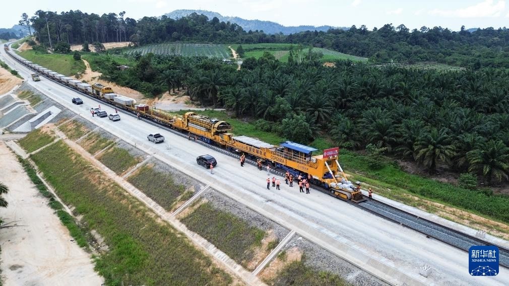 這是5月6日在馬來西亞彭亨州航拍的馬東鐵項目的鋪軌現(xiàn)場。新華社記者 程一恒 攝