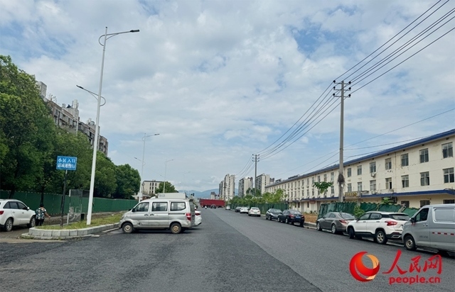 麗水佳園小區(qū)入口外及長(zhǎng)富大道上停滿了車輛。人民網(wǎng)記者 邱燁攝