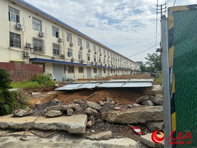 長(zhǎng)富大道北側(cè)輔路在進(jìn)行強(qiáng)電遷改項(xiàng)目。人民網(wǎng)記者 邱燁攝