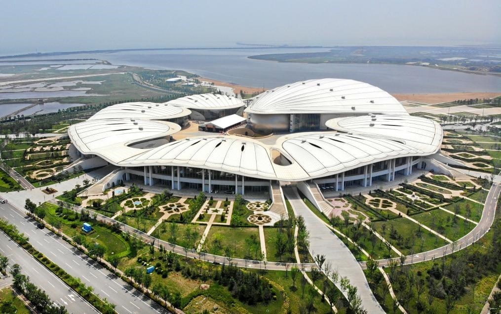 位于中國—上海合作組織地方經(jīng)貿(mào)合作示范區(qū)的青島·上合之珠國際博覽中心（2024年7月18日攝，無人機(jī)照片）。新華社記者李紫恒攝