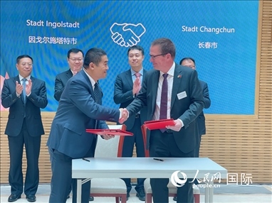 （10月16日，第十屆巴伐利亞中國日在慕尼黑舉行。圖為簽約儀式現(xiàn)場。人民網(wǎng)記者劉赫攝）