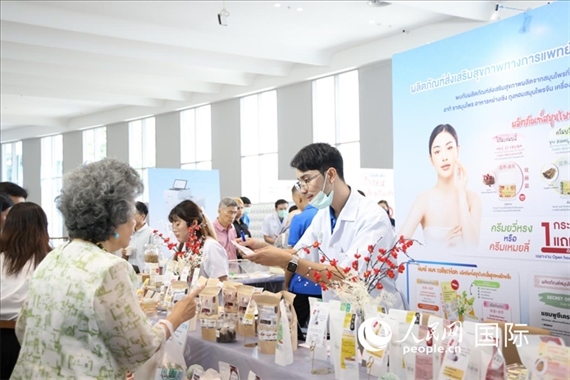 活動現(xiàn)場，泰國華僑中醫(yī)院工作人員向來訪者介紹養(yǎng)生產(chǎn)品。人民網(wǎng)記者楊一攝
