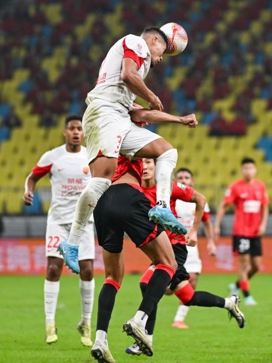 10月18日，上海海港隊(duì)球員蔣光太（上）在比賽中和成都蓉城隊(duì)球員費(fèi)利佩（下）爭頂。新華社記者 王曦 攝