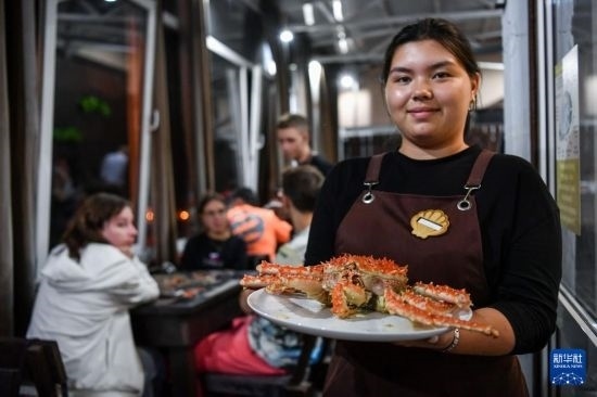 9月2日，俄羅斯符拉迪沃斯托克一家餐館的服務(wù)員在展示帝王蟹。新華社記者 曹陽(yáng) 攝