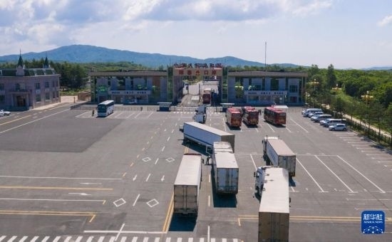 2019年6月22日，往返于中國(guó)和俄羅斯的貨車在中俄琿春口岸前排隊(duì)等待通關(guān)（無(wú)人機(jī)照片）。