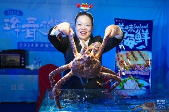 9月19日，在吉林省琿春市，商家在展示售賣的帝王蟹。新華社記者 許暢 攝