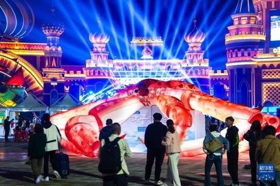 9月19日，游客在吉林省琿春市的2024琿春帝王蟹美食嘉年華現(xiàn)場(chǎng)游玩。新華社記者 許暢 攝