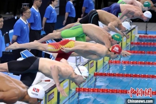 10月19日晚，2024年世界泳聯(lián)游泳世界杯上海站結(jié)束第二個比賽日的爭奪。圖為中國選手潘展樂(左三)在男子100米自由泳決賽中。 中新社記者 湯彥俊 攝