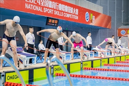 參賽選手在游泳救生項(xiàng)目比賽中。賽事主辦方供圖