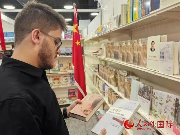 第二十三屆約旦安曼國際書展于10月10日至19日在約旦展覽中心舉行，約旦政府和民間各界人士在中國展臺翻閱圖書，熱烈交流互動，感受中華文化之美。人民網(wǎng)記者 李瀟攝
