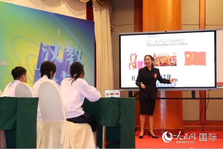 泰國(guó)本土中文教師參賽者現(xiàn)場(chǎng)授課。人民網(wǎng)實(shí)習(xí)生 姚欣可攝
