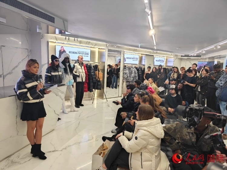 英國時尚博主分享自己的穿搭心得。人民網(wǎng)記者 邢雪攝