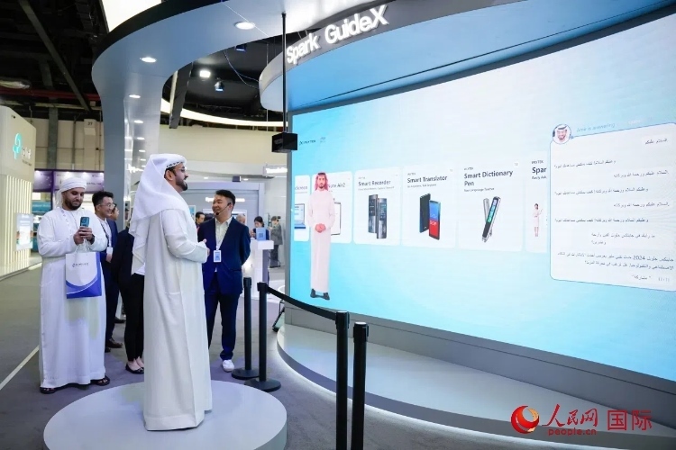 觀眾在科大訊飛展臺(tái)與虛擬人對(duì)話。人民網(wǎng) 塔里克·易卜拉欣攝