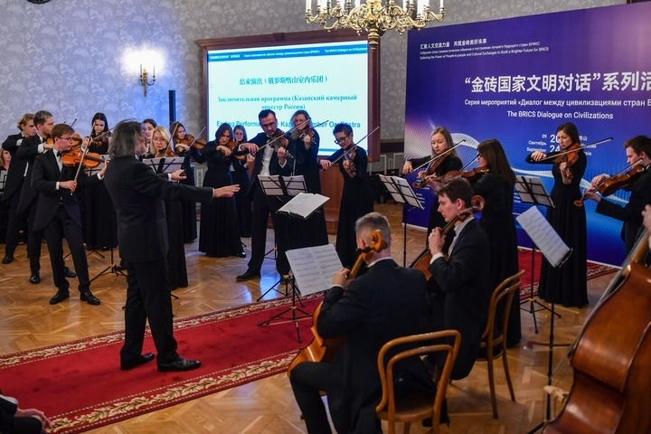 2024年9月24日，在俄羅斯喀山，俄羅斯喀山室內(nèi)樂(lè)團(tuán)演奏傳統(tǒng)曲目?！敖鸫u國(guó)家文明對(duì)話”系列活動(dòng)24日在俄羅斯喀山舉行，來(lái)自中國(guó)、俄羅斯、巴西、印度、南非、伊朗等金磚國(guó)家的相關(guān)機(jī)構(gòu)、各領(lǐng)域?qū)＜覍W(xué)者及青年代表等300多人參加。新華社記者 曹陽(yáng) 攝