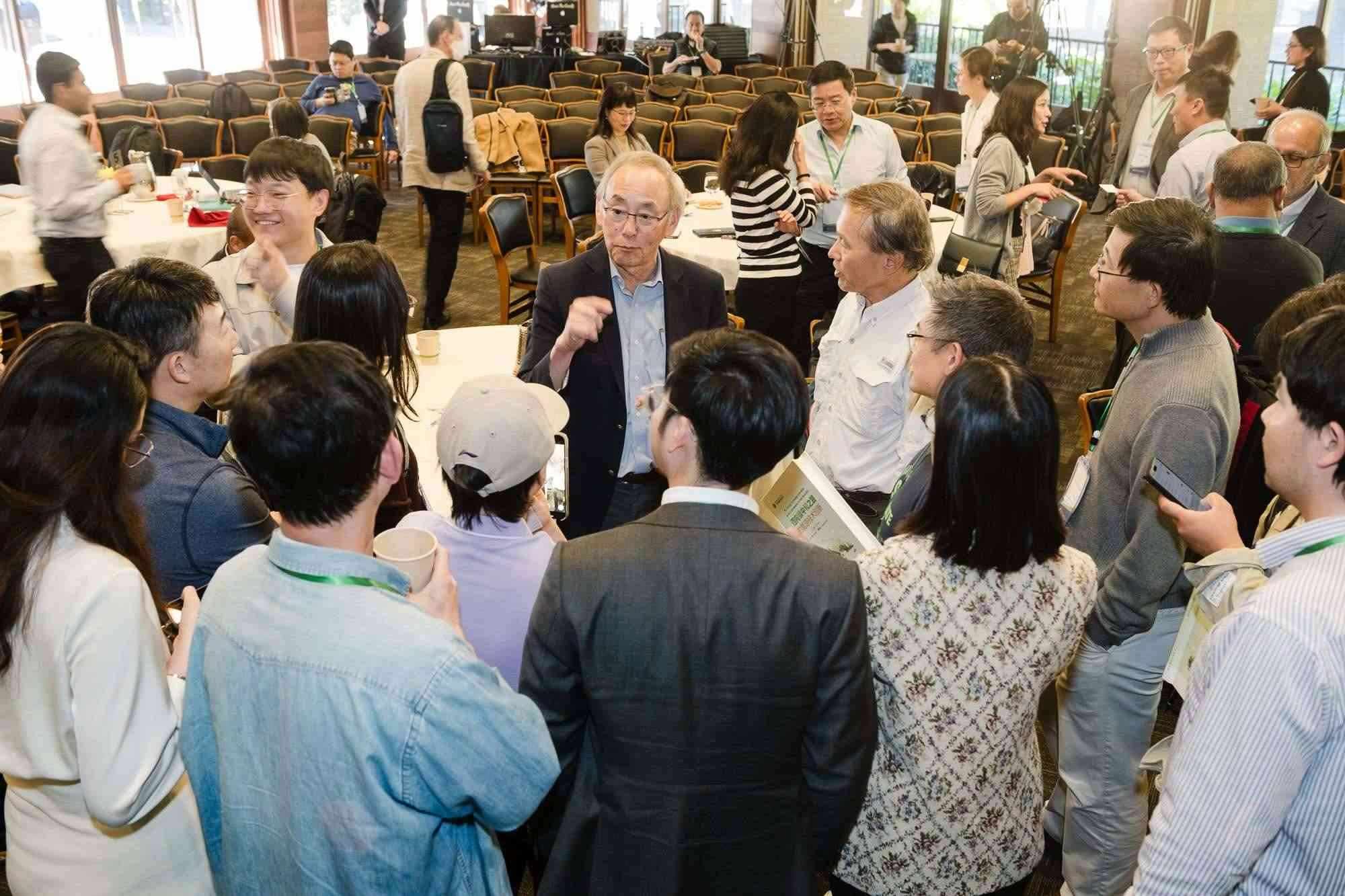 美國前能源部長、諾獎得主朱棣文教授在會場與參會者交流。馮超攝