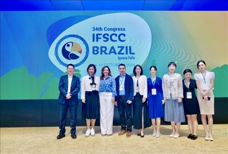 百雀羚集團(tuán)高層與研發(fā)團(tuán)隊。受訪方供圖