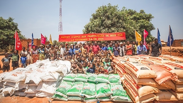 華剛礦業(yè)向當(dāng)?shù)鼐栀?zèng)種子化肥儀式現(xiàn)場(chǎng)。中鐵資源供圖