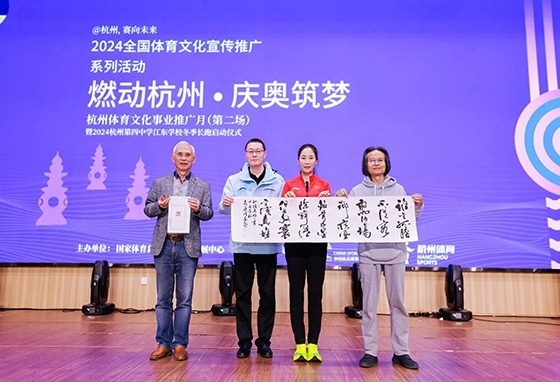 王麗萍與藝術(shù)家們共同創(chuàng)作主題作品。主辦方供圖