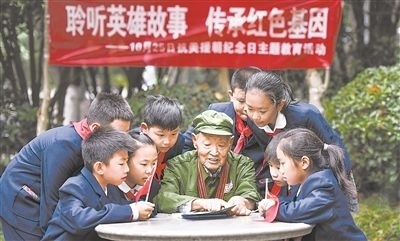 圖為89歲的抗美援朝老兵楊克美在向孩子們講述英雄故事。徐偉攝