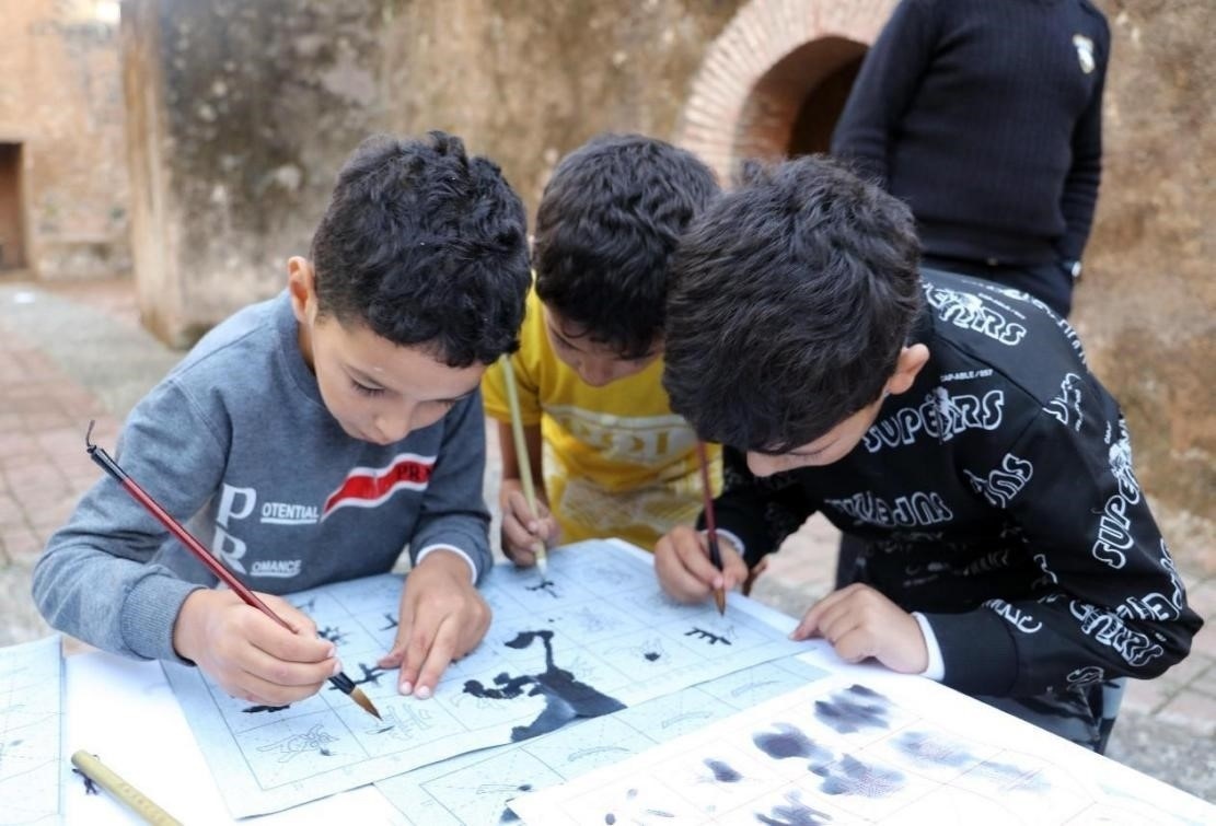 一起學書法。拉巴特中國文化中心供圖