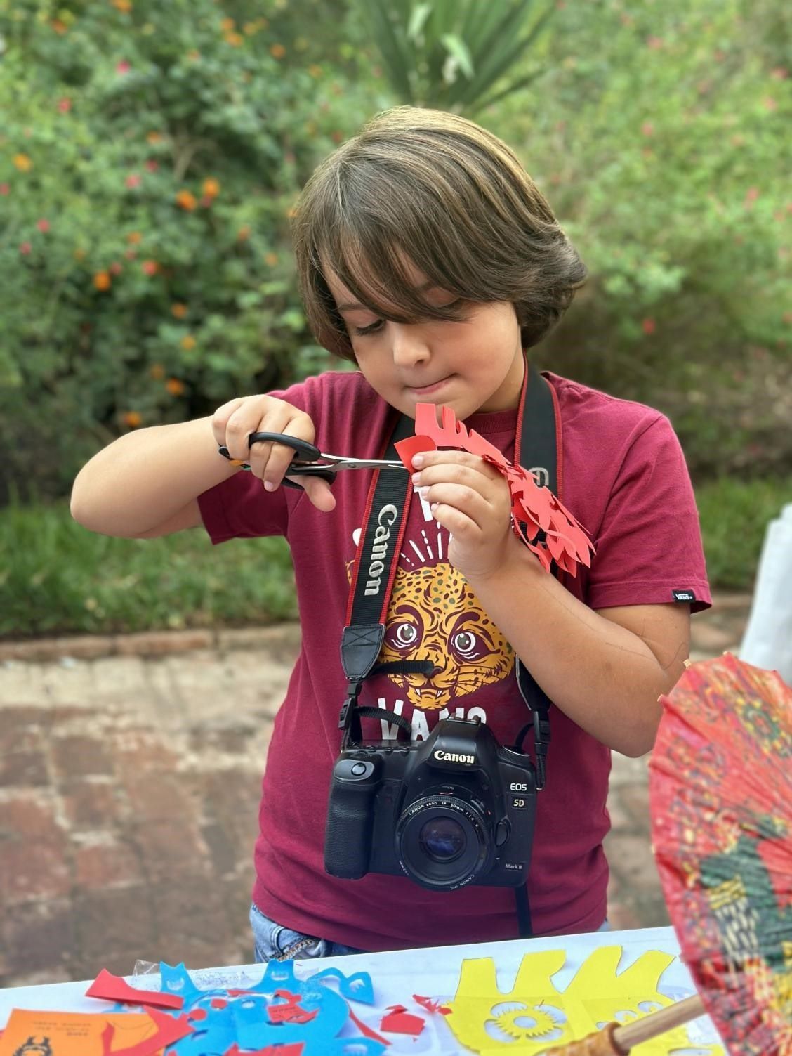 專心致志學剪紙。拉巴特中國文化中心供圖